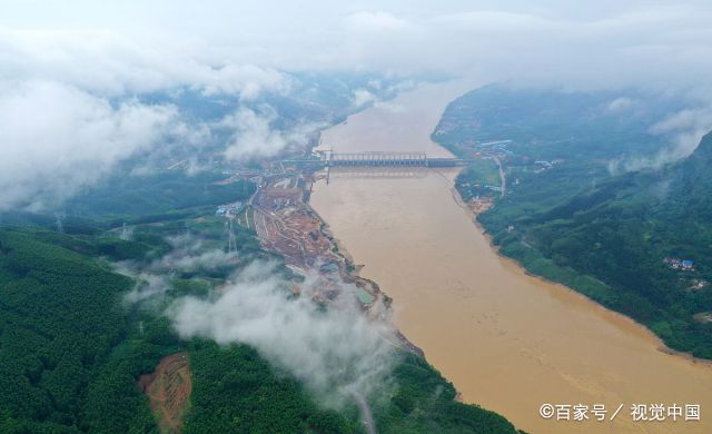 6月10日,柳江洪峰通过柳州市鱼峰区红花水电站河段.